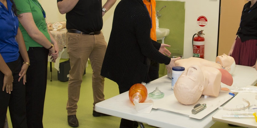 Medical students with training dummy