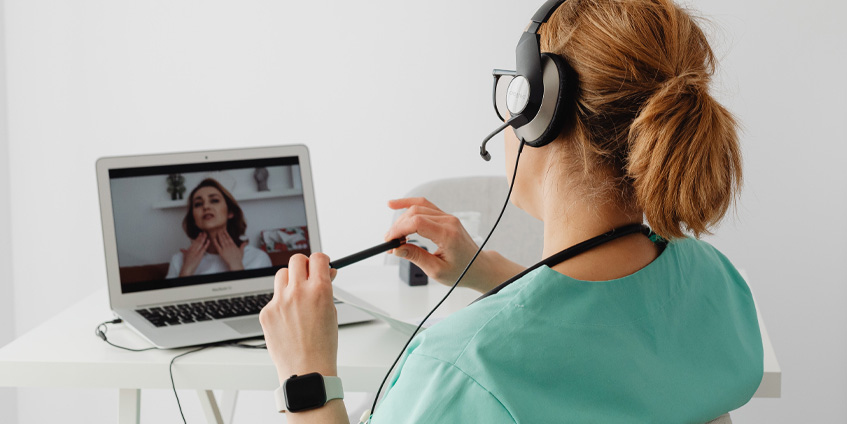 Dr talking to patient on laptop