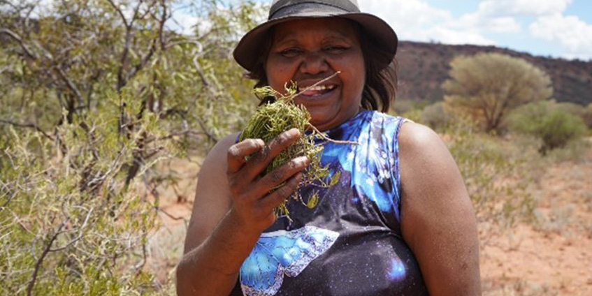 Selina Bob with Irmangka Irmangka [Image: Georgia McKenzie]