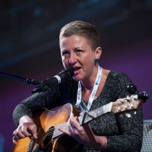 Jackie Marshall paid tribute in songs to the stories and experiences of The Soldier’s Wife