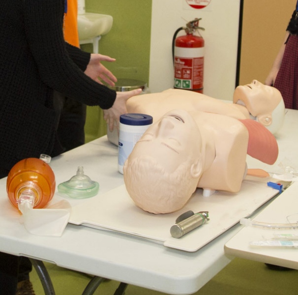 Medical students with training dummy