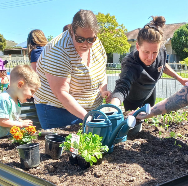 Wangaratta Yarrunga Supported Playgroup participants planting their garden with the support of Gateway Health and Bunnings Wangaratta.